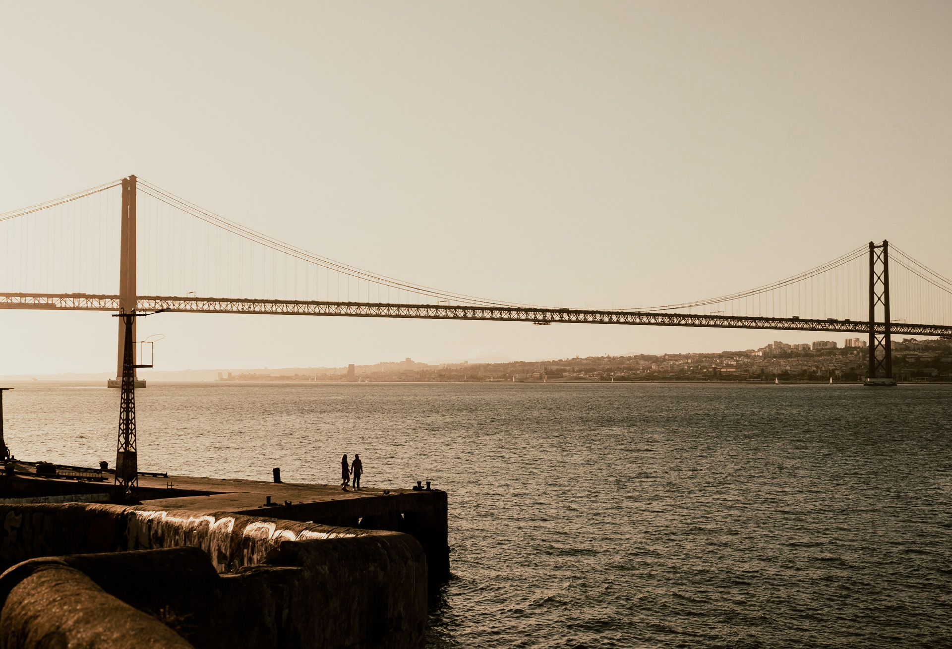 casal a dar as mãos em sessão fotográfica em lisboa