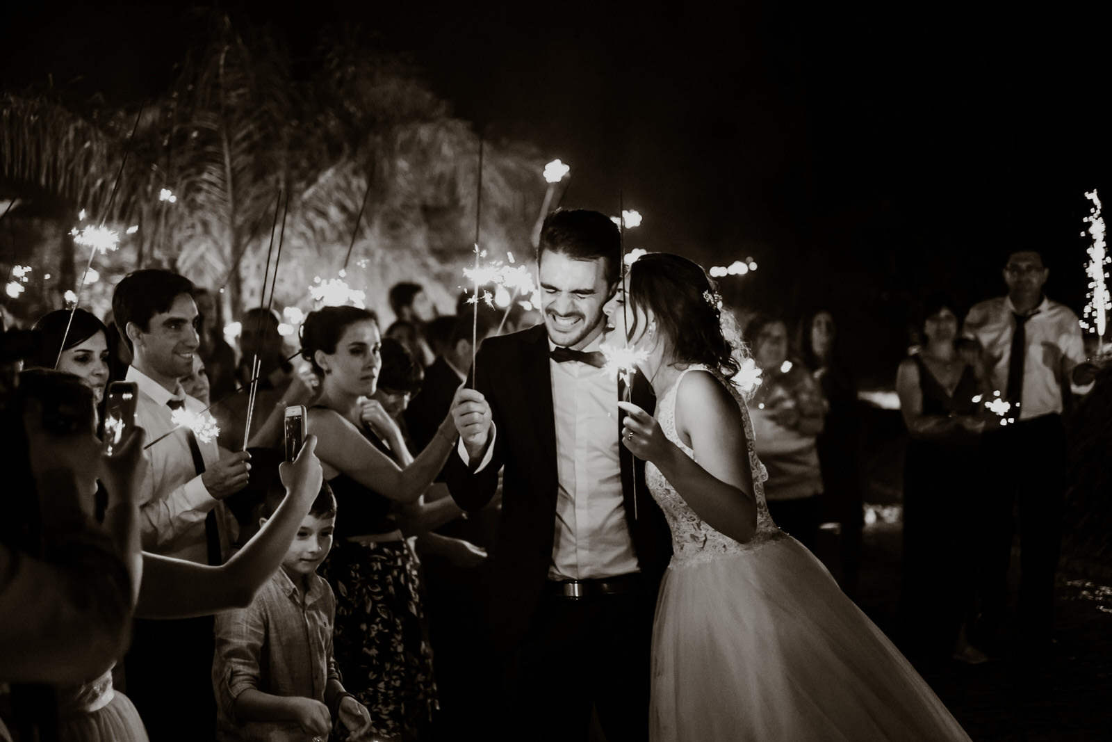 noiva beija o noivo com sparkles