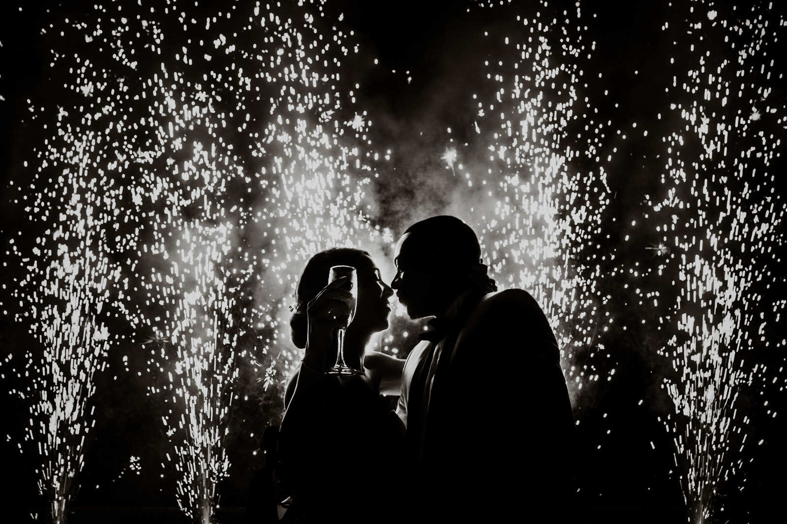 noivos beijam-se com sparkles por trás