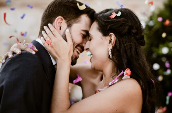 Noivos beijam-se no Hotel Convento São Paulo