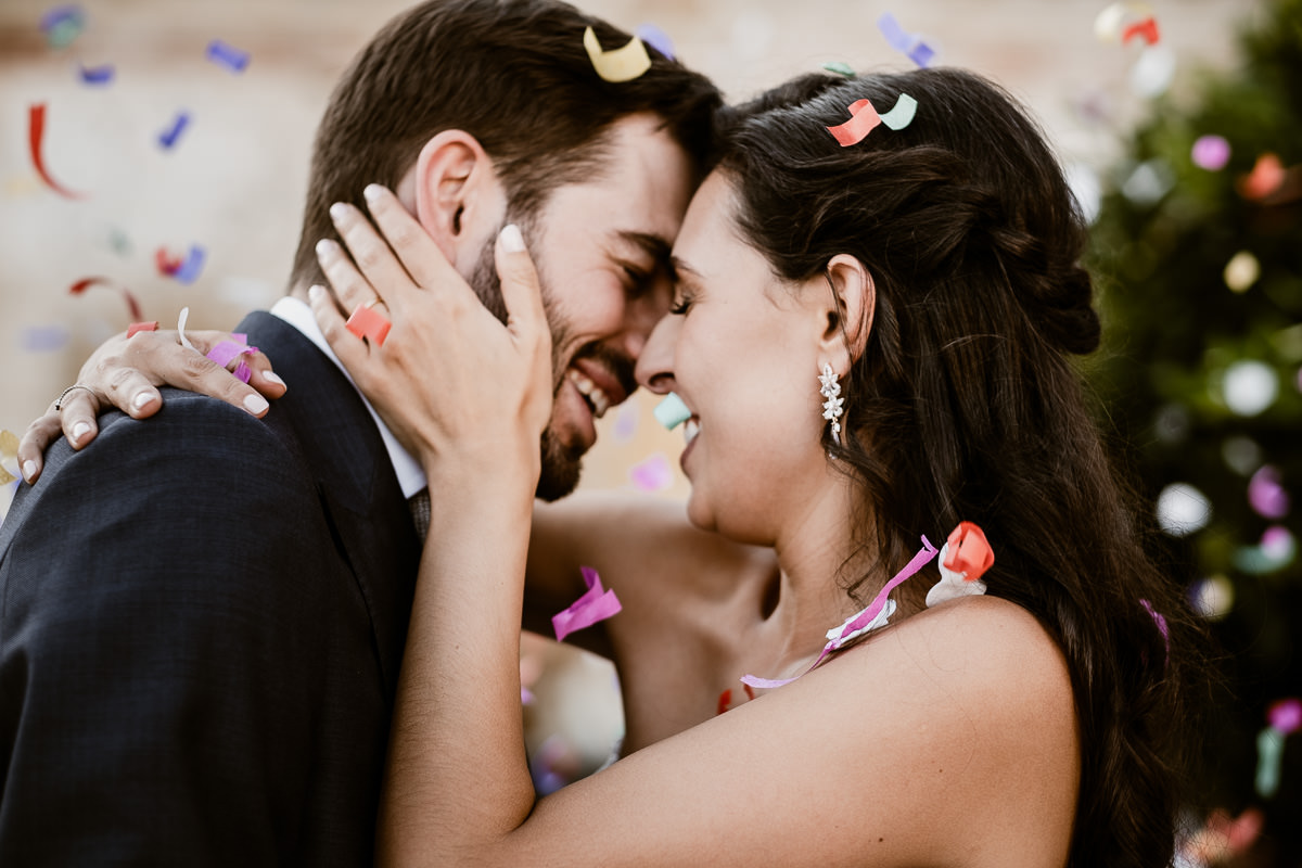 Noivos beijam-se no Hotel Convento São Paulo