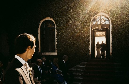 noiva entra na Quinta do Castilho em Santarem para casamento civil