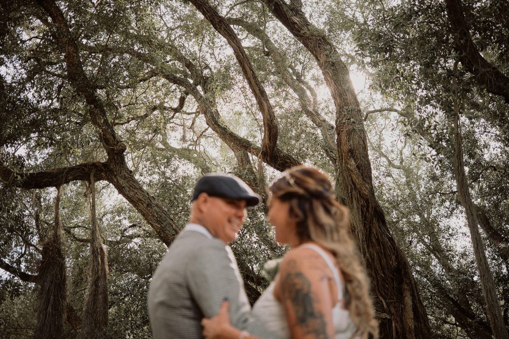 American couple kisses under a tree in Monserrate, Sintra
