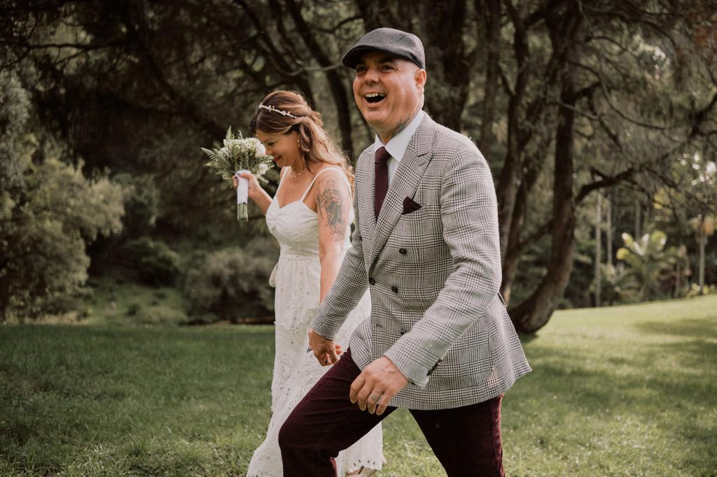 couple walking on the grass of monserrate sintra