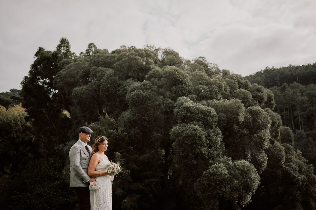 couple hugging in monserrate sintra